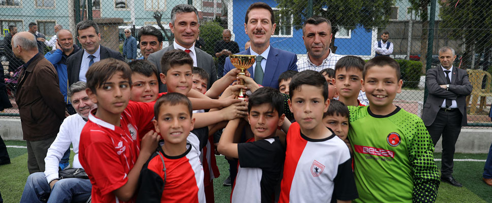 Minik sporcular kupalarını Başkan Tok’un elinden aldı