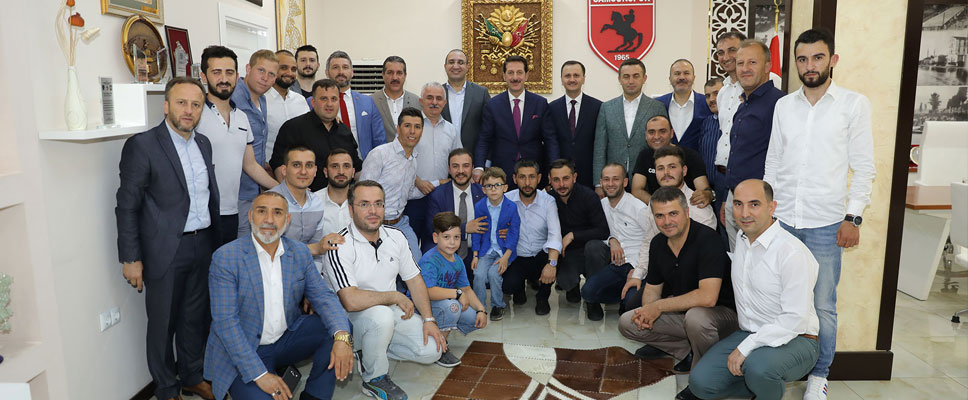 İLKADIMDA BAYRAMLAŞMA SEVİNCİ