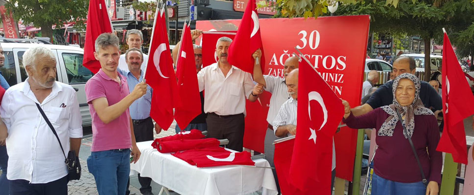 BÜYÜKŞEHİRDEN SAMSUNLULARA TÜRK BAYRAĞI HEDİYESİ