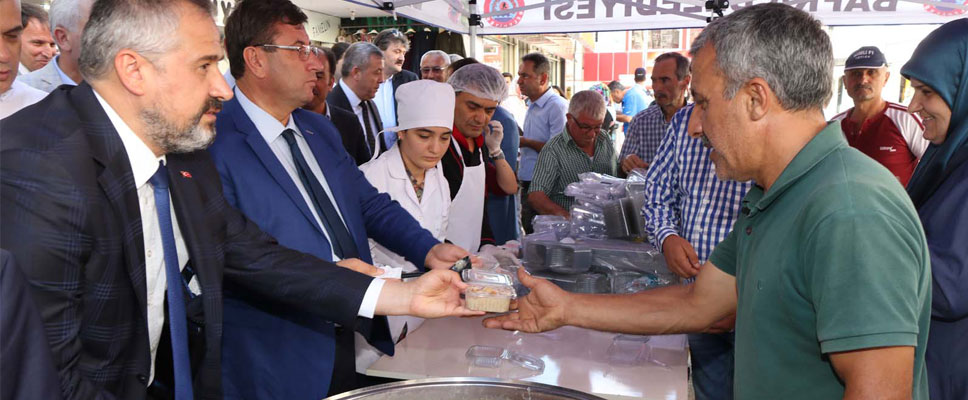 Bafra’da 4 bin kişiye aşure dağıtıldı