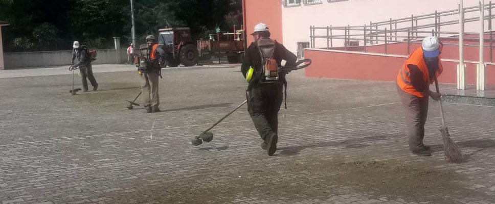 BAFRA’DA OKUL BAHÇELERİ TEMİZLENİYOR