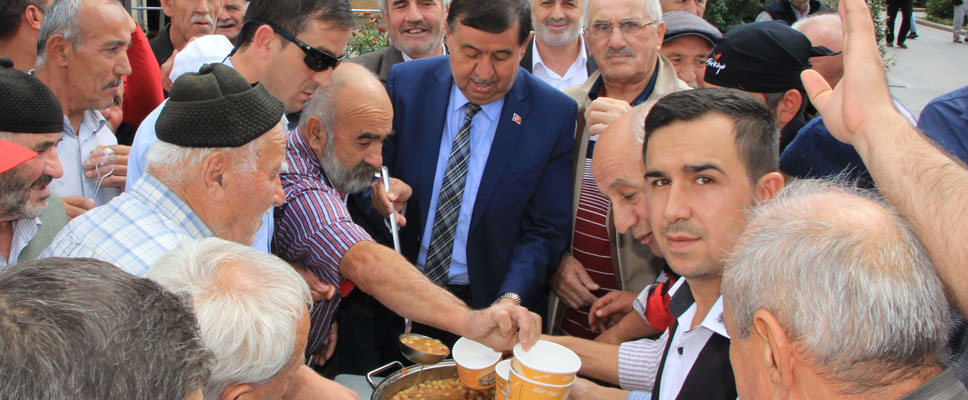 Başkan İkiz aşure dağıttı