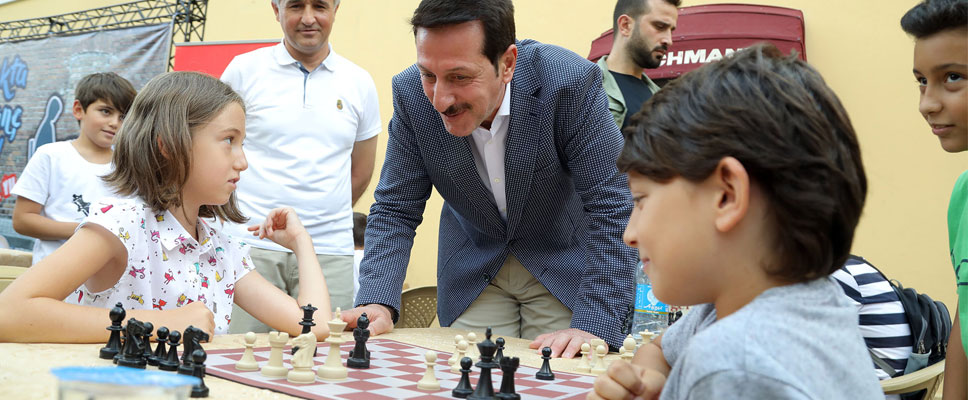 İLKADIM SOKAKLARINDA SATRANÇ VAR