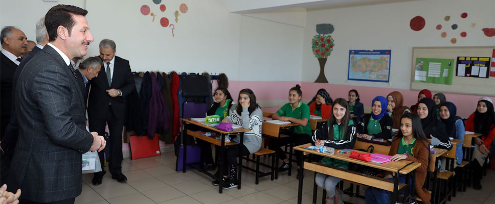 BAŞKAN TOK, ÖĞRENCİLERE KİTAP DAĞITTI