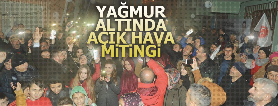 YAĞMUR ALTINDA AÇIK HAVA MİTİNGİ