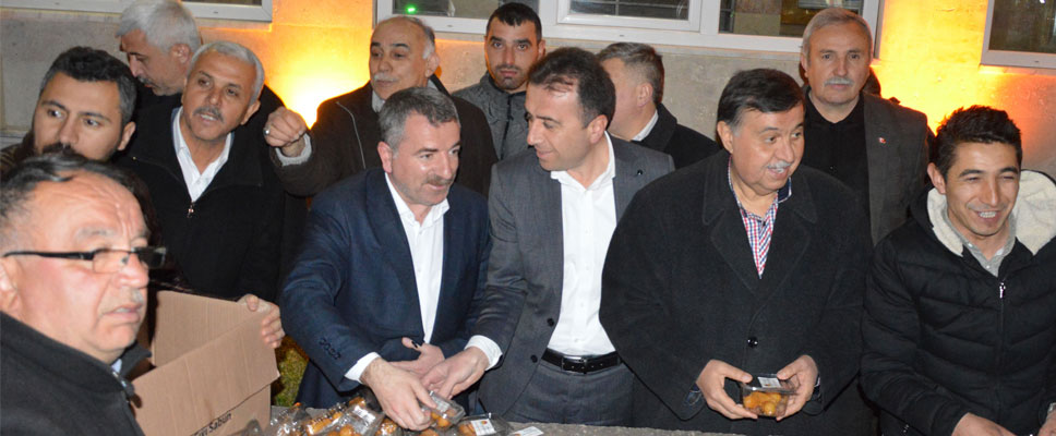 Halef selef birlikte tatlı ikram ettiler
