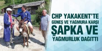 CHP Yakakent’te Güneş ve Yağmura Karşı,  Şapka ve Yağmurluk dağıttı
