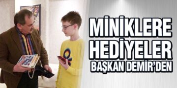 Miniklere Hediyeler Başkan Demir’den