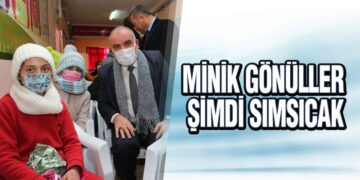 Başkan Sandıkçı Miniklere Atkı Ve Bere Hediye Etti