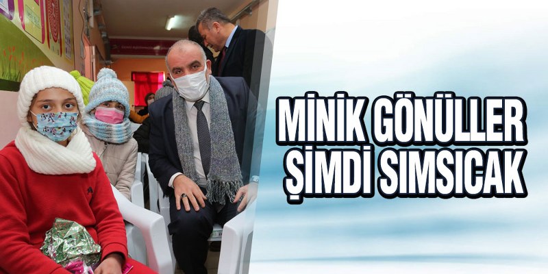 Başkan Sandıkçı Miniklere Atkı Ve Bere Hediye Etti