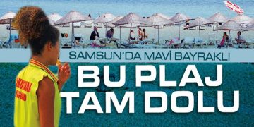 Mavi bayraklı plaj tam dolu