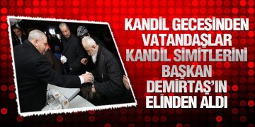 İlkadım Belediyesi  Büyük Cami’inde Vatandaşlara Kandil Simidi Dağıttı